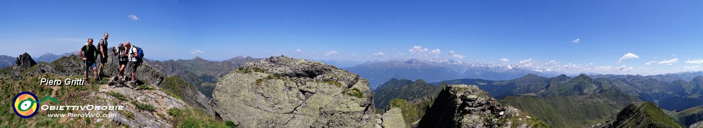 59 Panoramica dalla vetta del Ponteranica verso Valtellina e Alpi Retiche.jpg